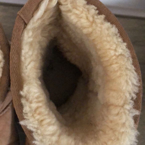 UGGS - Picture 4 of 5
